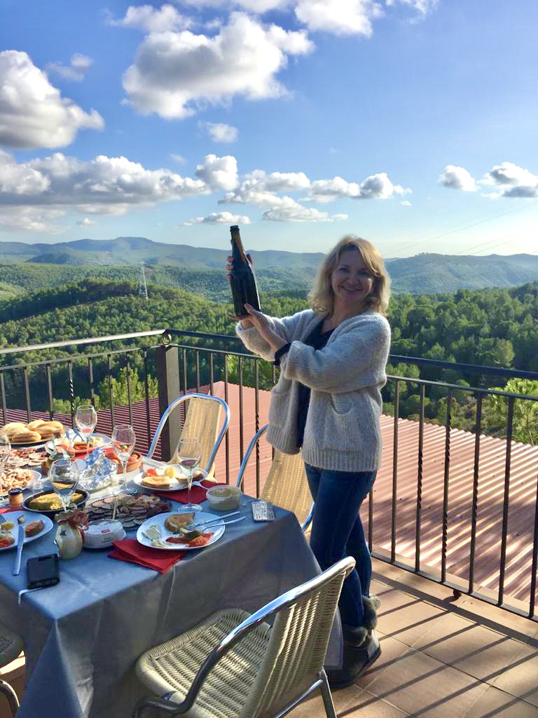 Alexandra Kalinina pouring Catalan wine in a Penedès vineyard